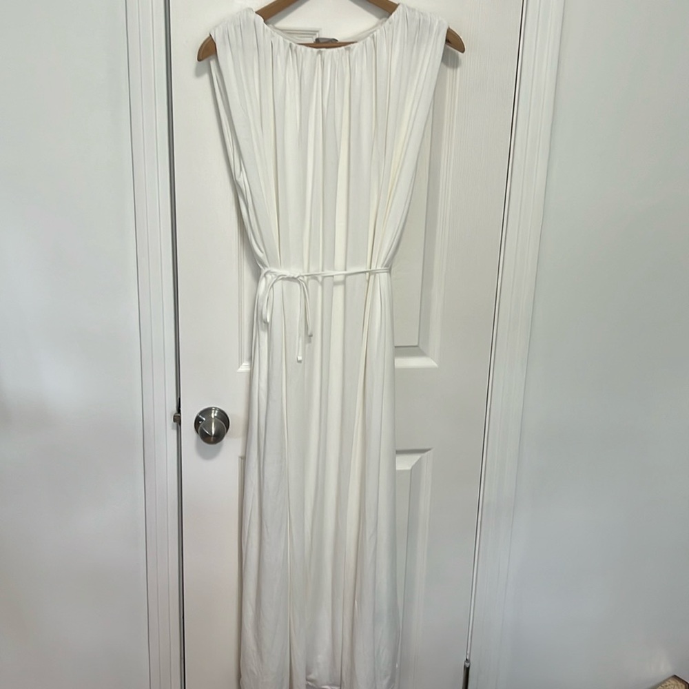 Elegant White Sleeveless Dress
